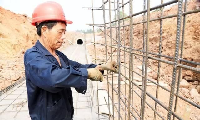 同样是农民，有的人在家种地一年挣不了一万元钱，而有的人进城干建筑活为什么一月就有近万元图4