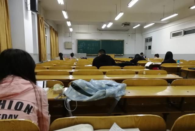 大学生考公务员好还是考研究生好图9