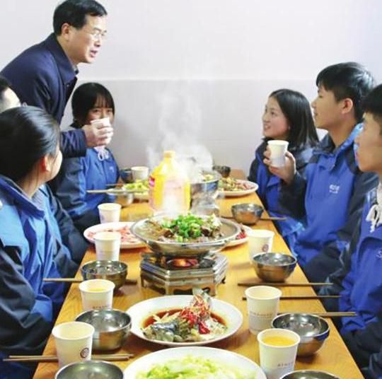 浙江一小学陪餐奖励机制(小学生校长陪餐制)图2