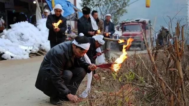 村里老人去世，无论多远大家都会回去帮忙，而一些喜事却不愿意去帮忙，到底为什么呢图7