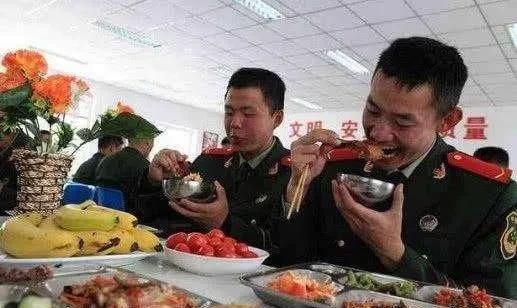 当兵的伙食好吗,按时吃饭吗图5