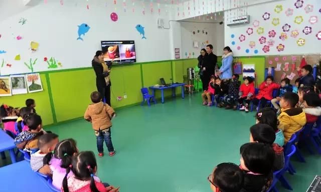 孩子在幼儿园只和女同学玩怎么办图1