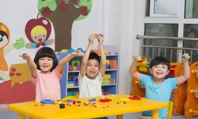 孩子在幼儿园只和女同学玩怎么办图2