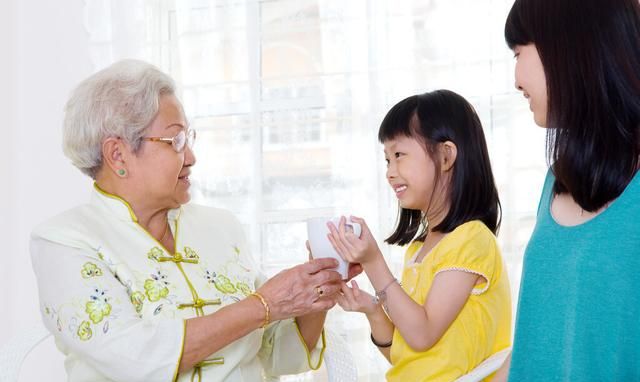 老了儿女孝顺才是真正有福气,孝顺真的能得到很多钱吗图2