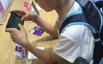 六年级孩子爱玩游戏怎么办(小学三年级男孩爱玩游戏怎么办)