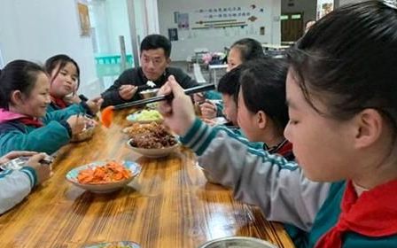 浙江一小学陪餐奖励机制(小学生校长陪餐制)