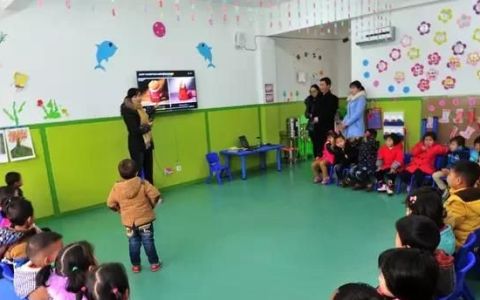 孩子在幼儿园只和女同学玩怎么办