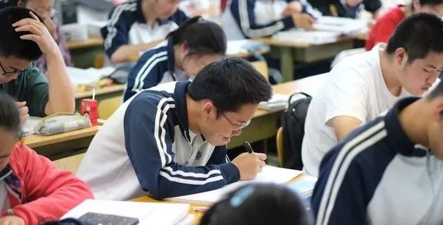 部分学校以疫情耽误为由让学生周日上课，你同意上课为什么图2