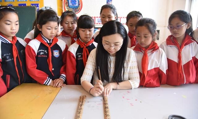 当小学老师好（当护士好还是当小学老师好）图1