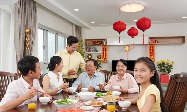 儿女常来陪独居父母吃饭，走后，父母连吃好几顿剩饭菜，怎么办图1