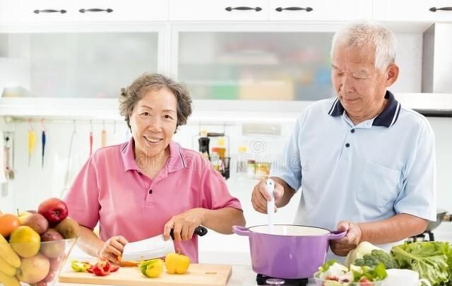 儿女常来陪独居父母吃饭，走后，父母连吃好几顿剩饭菜，怎么办图2