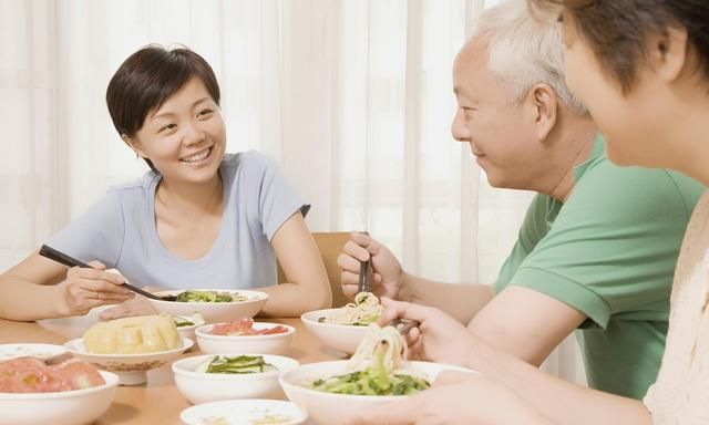 儿女常来陪独居父母吃饭，走后，父母连吃好几顿剩饭菜，怎么办图3