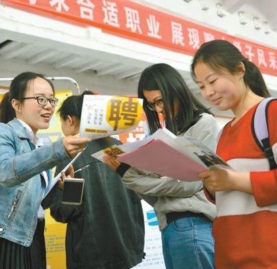 在公务员、事业单位考试中，为何有些普通大学本科能战胜985、2考生图1