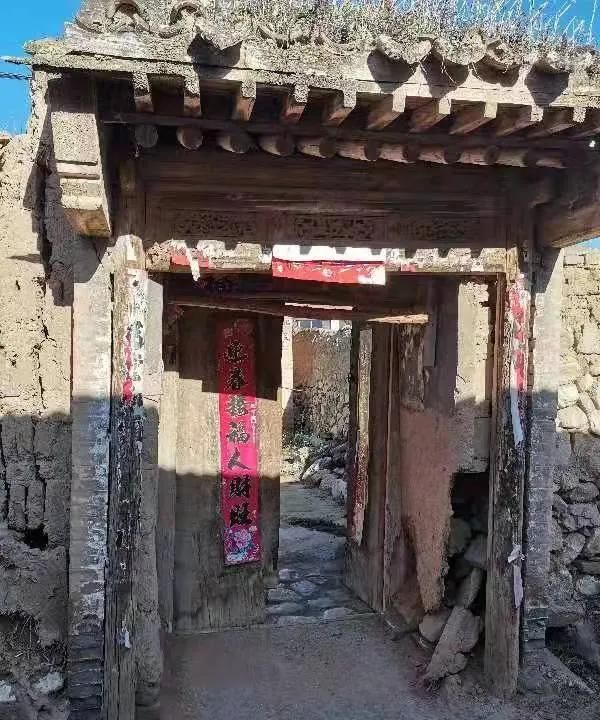 为什么农村有大量土地搁荒：农村的土地为何都放荒无人耕种图1