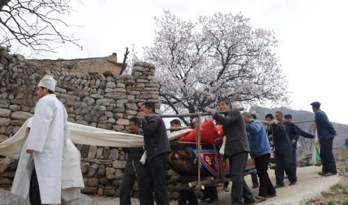 村子里有老人过世了，家里人都去帮忙了，在这非常时期，怎么办图2