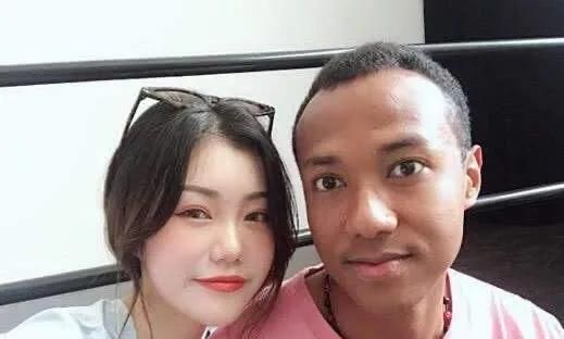 女儿的男友是意大利黑人，现在要来国内和女儿结婚，合适图3