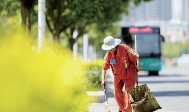 乡镇环卫工人工资多少（天津环卫工人工资多少）图1