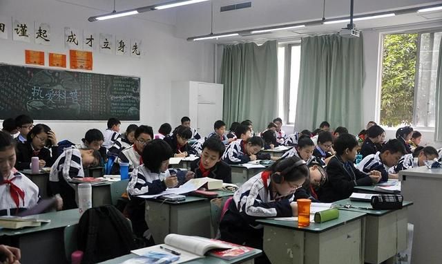 外孙学习成绩不好，贪玩、不听老师话被学校劝退，现想上学但是学校不要，该怎么办图2