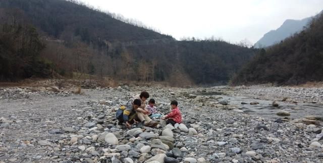 抗击肺炎有村庄堵住县道，小麦正施肥期间，无法运肥到地合法吗图1