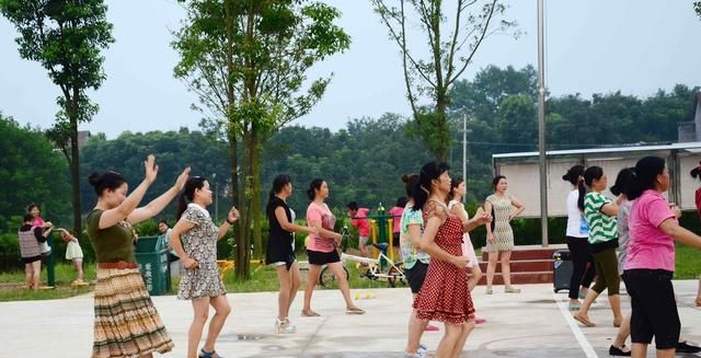 在农村兴起了广场舞，有时候能跳到晚上十点多，该如何看待这件事图3