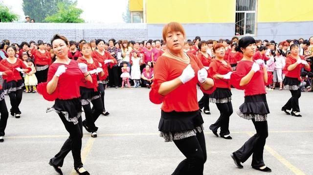 在农村兴起了广场舞，有时候能跳到晚上十点多，该如何看待这件事图4