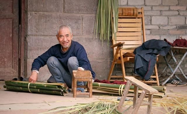 在农村有很多老人宁愿独自守在农村，都不愿跟孩子到城里去居住，这是一种什么心情呢图1