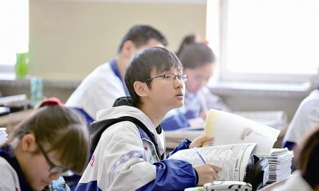 成绩低于三百八的高考生，是复读考大学好还是读专科或者打工好图6