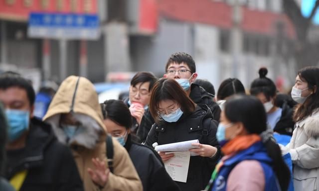 女大学生毕业到底是考公务员好还是进私企好呢图2