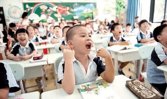 一个十三四岁的花季少年，因为在学校头发长被老师强行理成光头而跳楼自杀，你怎么看图4