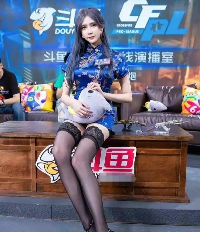 斗鱼又捧黑丝女解说，导播“轰炸式”镜头特写太良心，玩家直言专门来看腿，你怎么看图12