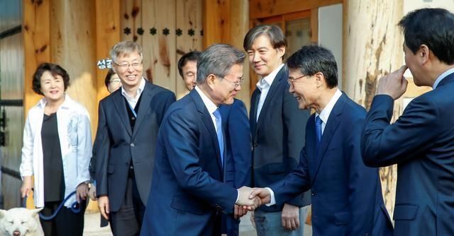 韩国总统文在寅的民意支持率已连续4周骤降至43%，与心腹曹国腐败案件有关系吗图14