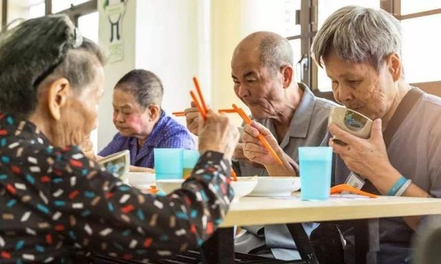 老年人不忍浪费粮食会把剩下的饭菜偷偷吃掉，能说说你家平时的剩饭菜是怎么处理的吗图1