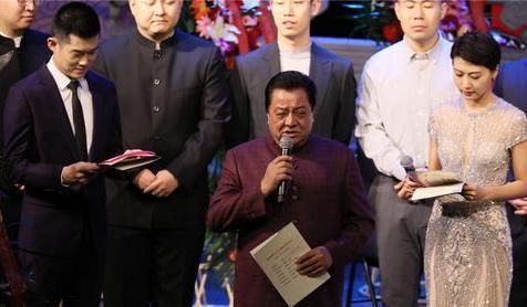 有人说70岁高龄的相声“泰斗”李金斗，为赚钱给别人主持婚礼，对此你怎么看图12