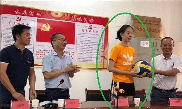 女排新晋冠军郑益昕回乡穿运动短裤合影，这其中有人认为不妥，有人认为正常，你怎么看图6